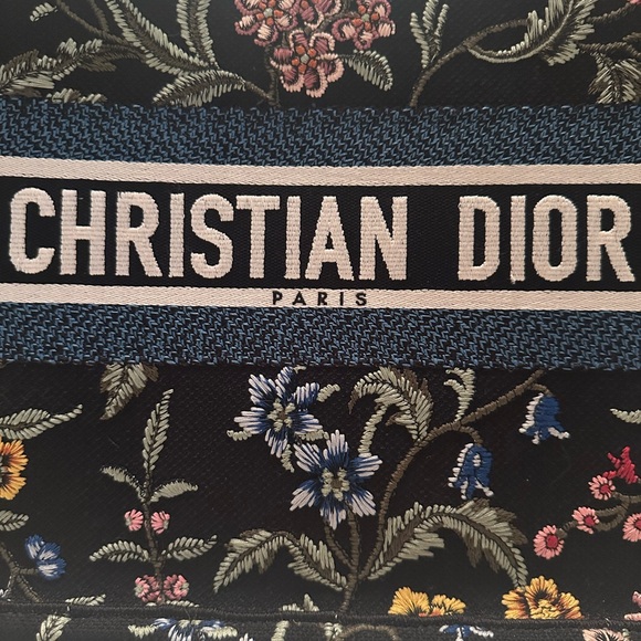 Dior Medium Book Tote: limited edition Les petites fleurs spring 2023. - Picture 8 of 8